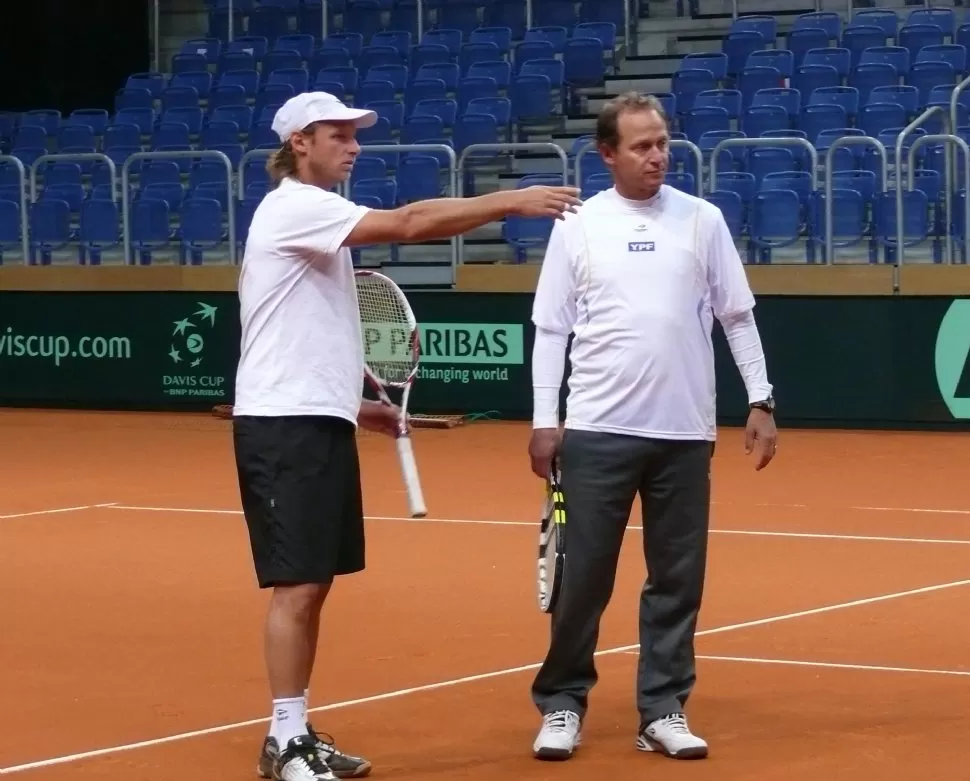 MOMENTO DE DECISION. Martín Jaite resolverá hoy si David Nalbandian será protagonista en la primera jornada. PRENSA AAT