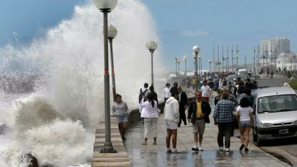 CRECIDA. El agua superó los paredones y llegó a las calles, en la zona sur de Mar del Plata. FOTO TOMADA DE LANACION.COM