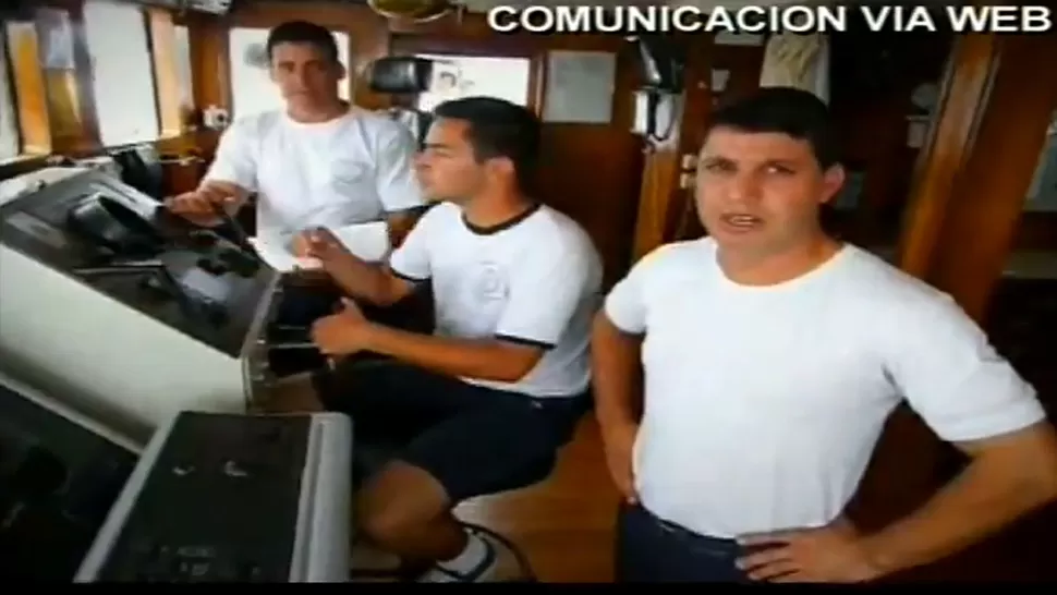 DE REGRESO A CASA. Los tripulantes se mostraron orgullosos de volver al país con la Fragata. CAPTURA DE IMAGEN.