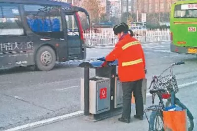 Es millonaria pero trabaja como barrendera para “dar el ejemplo”