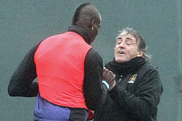 Balotelli y Mancini, a las piñas en un entrenamiento