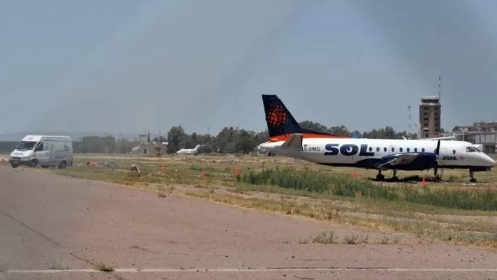 FUERA DE LA PISTA. La aeronave logró ser detenida en medio de la maleza. LOSANDES.COM.AR / FLOR KAISER