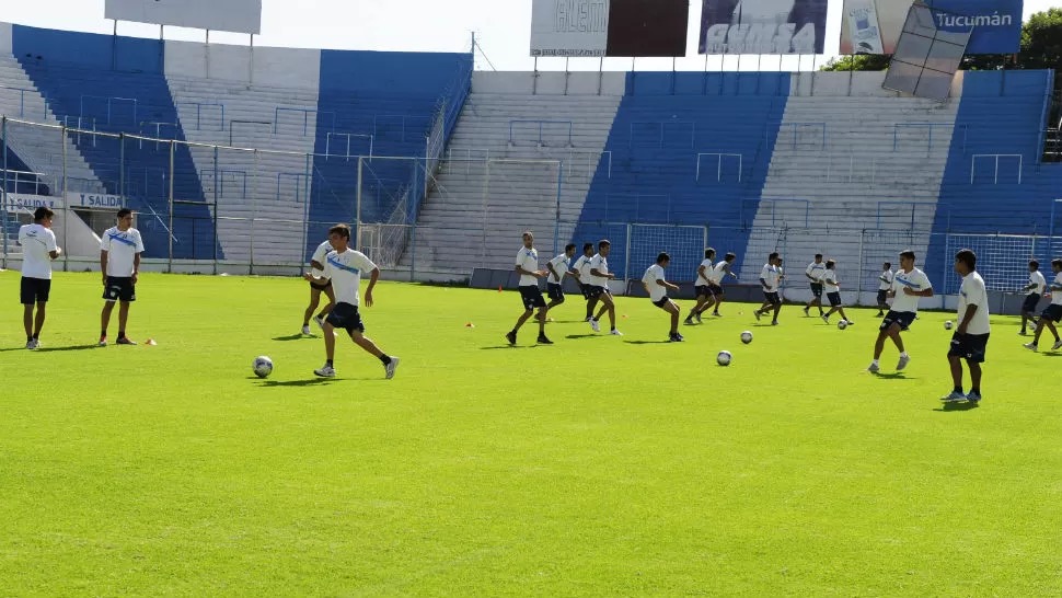 VUELTA AL TRABAJO. Los jugadores de Atlético retornaron a la práctica hoy en el Monumental. LA GACETA / FOTO DE JORGE OLMOS SGROSSO