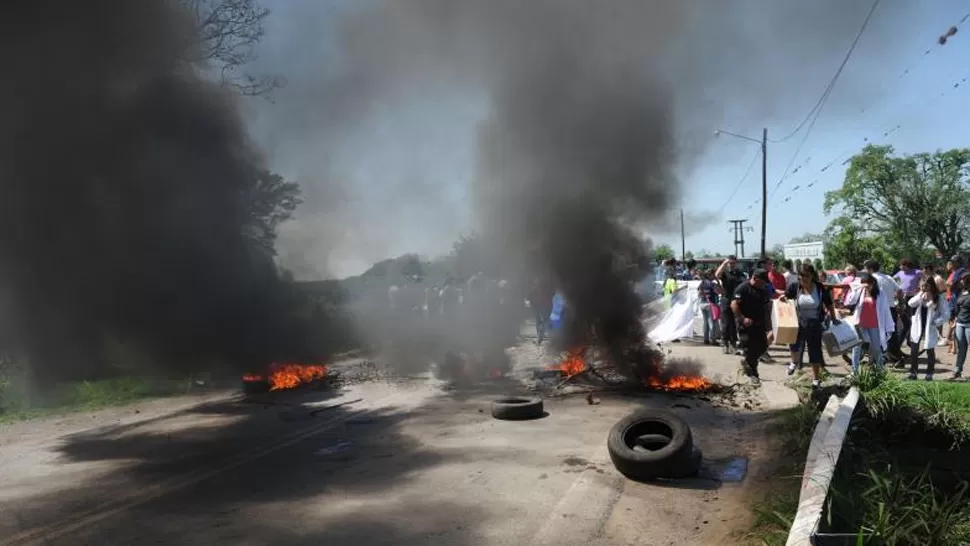 INTRANSIGENCIA. Los manifestantes no dejaron pasar a nadie. ARCHIVO LA GACETA 