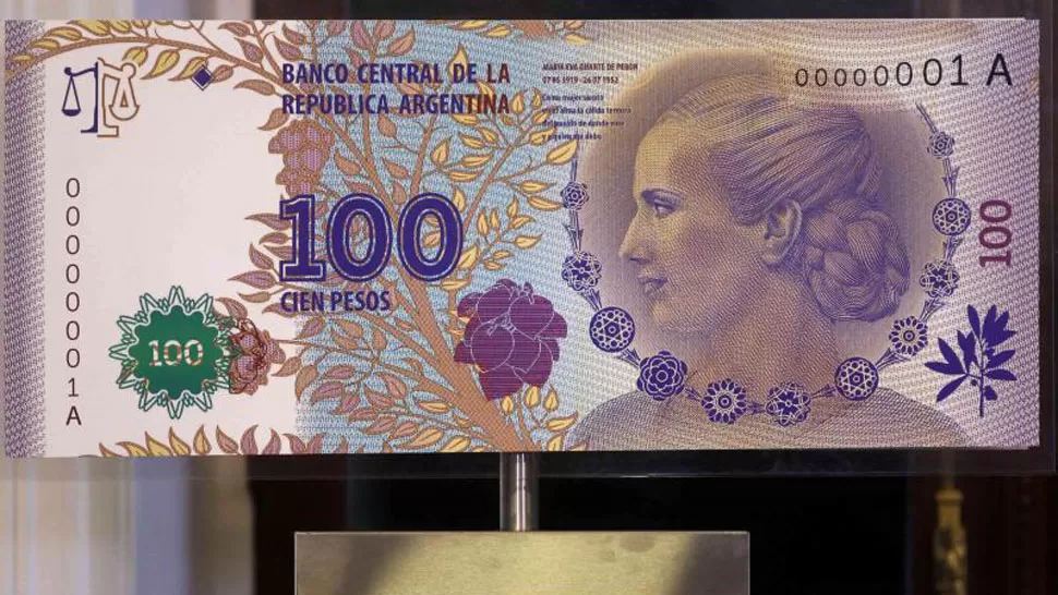 MAYORIA. Los billetes de 100 pesos constituyen el 60% del circulante. REUTERS