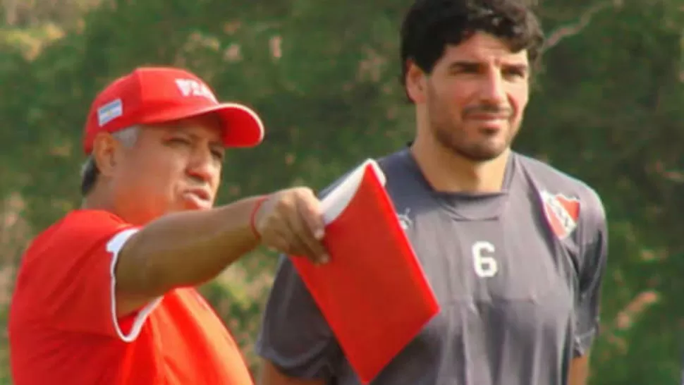 DIALOGO. El Tolo Gallego y Tuzzio hablaron delante de los demás jugadores para aclarar que no hay problema alguno entre ellos. 