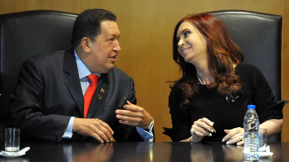 APEGADOS. El viaje de Cristina está supeditado al estado de salud del venezolano, que debe asumir su nuevo mandato el 10 de enero. TELAM