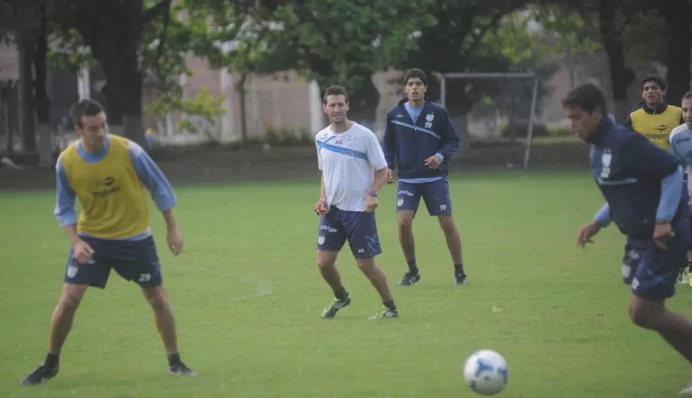 UNO MENOS... Vales (centro) es una de las piezas vitales del esquema de trabajo de Ricardo Rodríguez. El DT sufrió una baja temporal inesperada que sentirá desde lo emocional, al igual que los jugadores. 