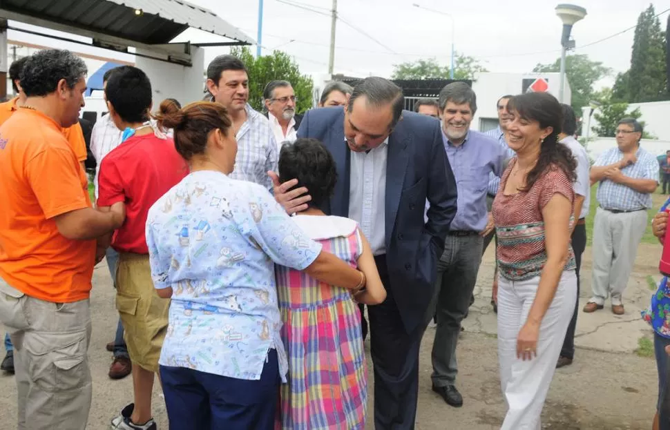 EN YERBA BUENA. Alperovich inauguró nuevas calles pavimentadas. PRENSA Y DIFUSION