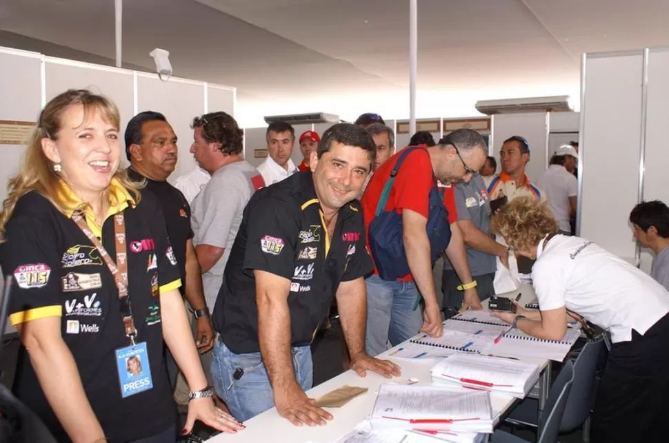 MIRANDO A LA CÁMARA. Patricia Darroux y Rodolfo Bollero, mientras efectuaban los trámites administrativos ayer en el vivac instalado en el distrito de Magdalena. 