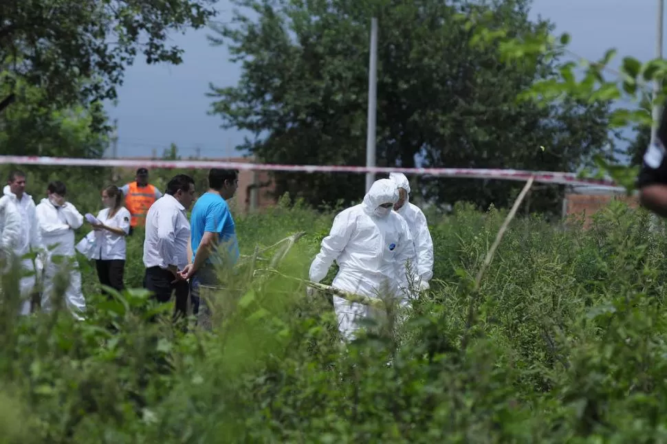 LA CORTADA. Los peritos comienzan a descender al zanjón para inspeccionar el lugar en el que encontraron el cuerpo y realizar las primeras medidas. LA GACETA / FOTOS DE ANALIA JARAMILLO