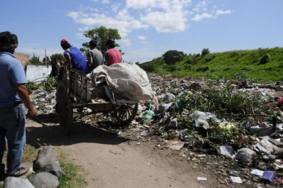 En Villa 9 de Julio, los vecinos estuvieron cerca de agarrarse a tiros con los carreros