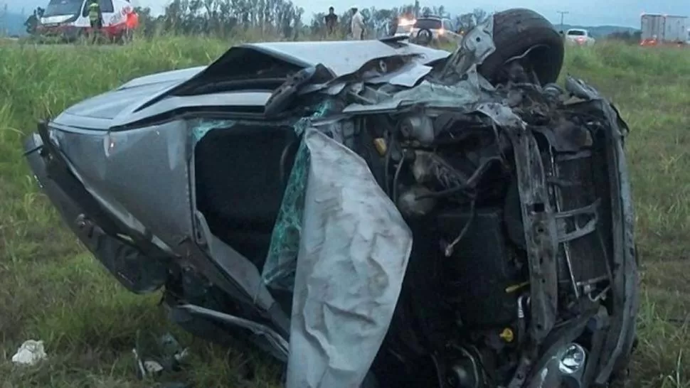 VUELCO MORTAL. El auto quedó destrozado, al costado de la carretera. ELTRIBUNO.COM.AR