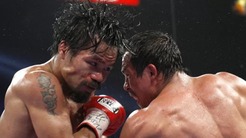 PALIZA. Pacquiao (izquierda) recibió un duro castigo en su última pelea, en la que cayó. REUTERS