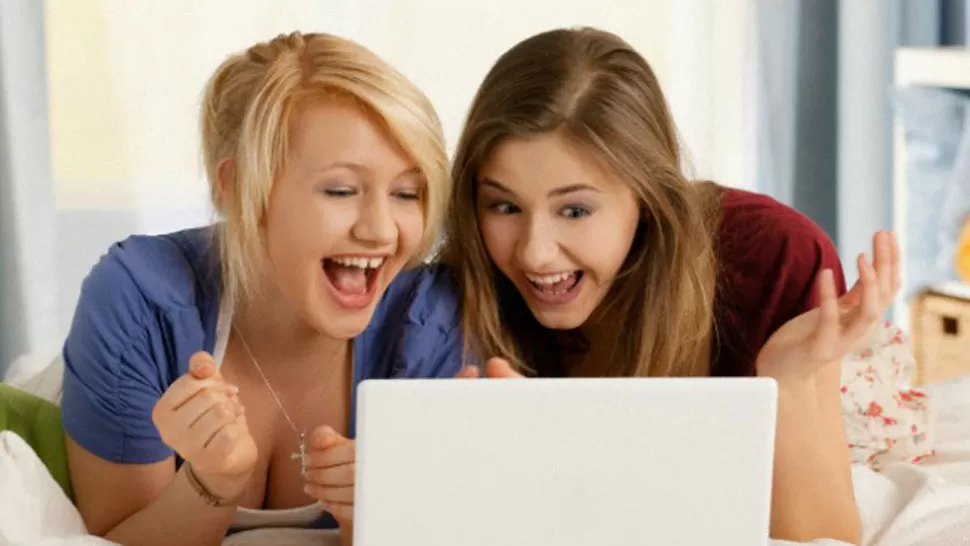 TRAVESURA. Dos jovencitas durimeron a sus padres con somníferos, para poder navegar. IMAGEN ILUSTRATIVA. FOTO TOMADA DE INFORME21.COM