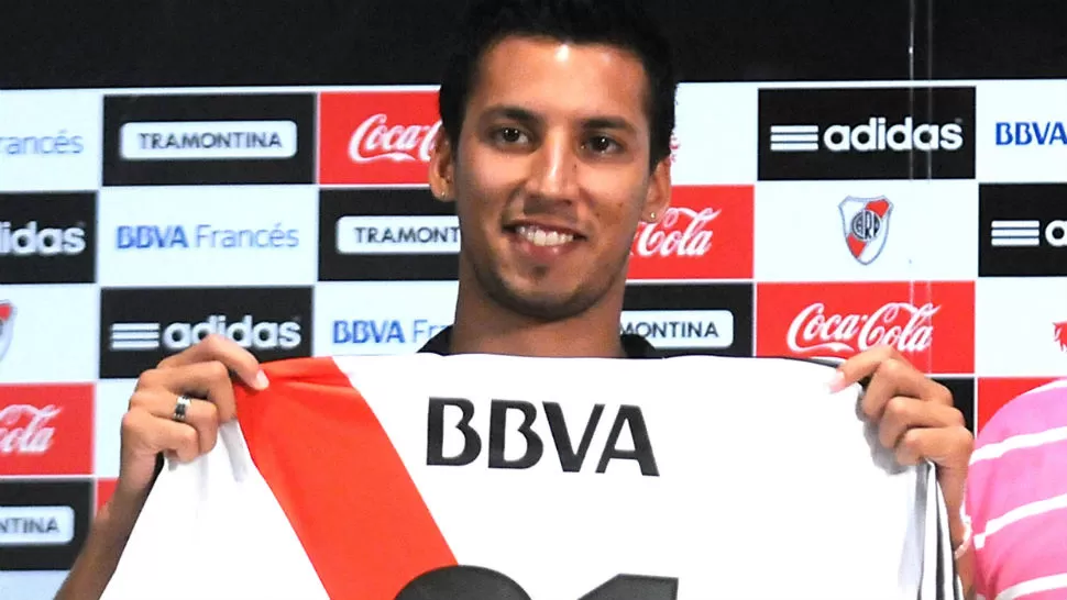 PRESENTACION. Cada vez que me ponga la camiseta lo voy a disfrutar al máximo, expresó el mediocampista Leonel Vangioni en la conferencia de prensa desarrollada en el Monumental, luego del primer entrenamiento del plantel en 2013. DYN