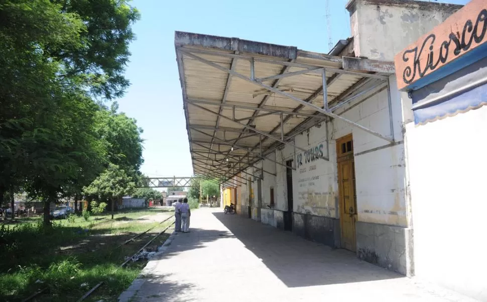 INQUILINOS. La estación de Aguilares, fundada en septiembre de 1889, está ocupada hoy por el Radio Club Aguilares, una oficina turística y un kiosco. LA GACETA / FOTO DE OSVALDO RIPOLL