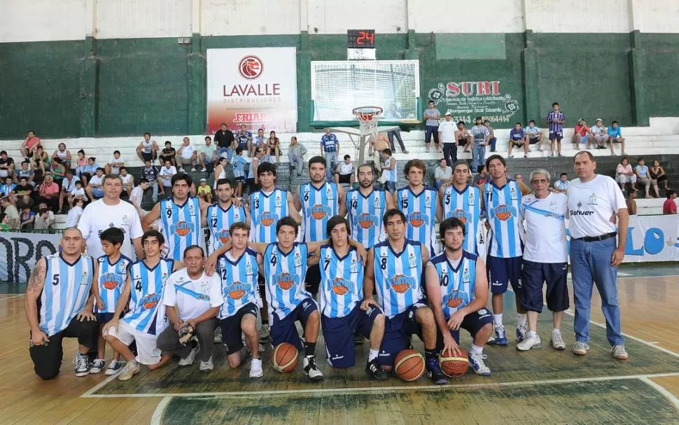 TODOS PROTAGONISTAS. Jugadores y cuerpo técnico de los decanos conformaron un plantel que no se entregó, y tuvieron su premios al final de la temporada. 
