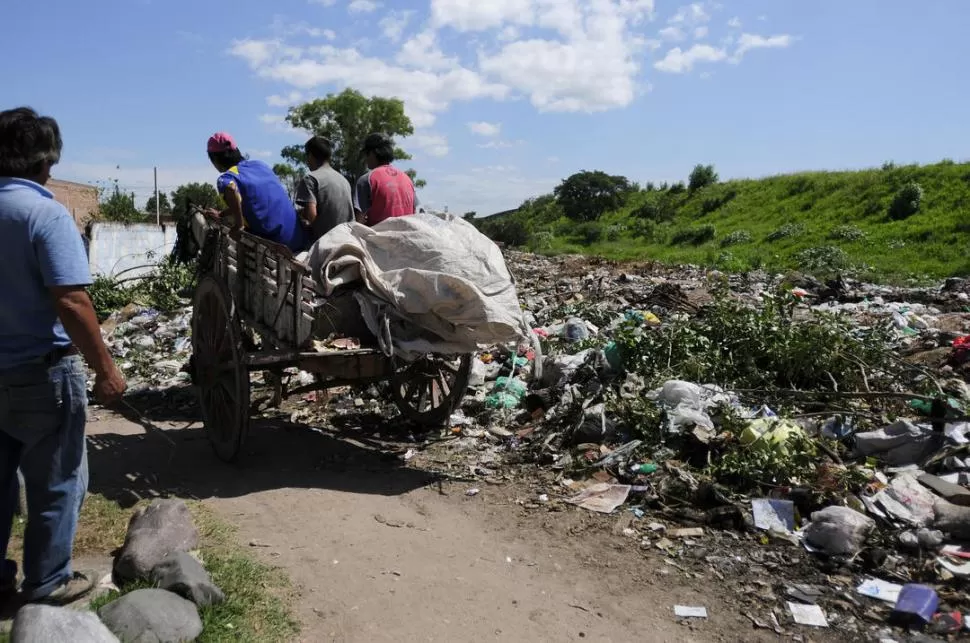 AQUÍ NO. Un vecino (pidió dejar en reserva su nombre) sacó su escopeta en más de una oportunidad para ahuyentar a los que arrojan basura. LA GACETA / FOTOS DE ANALÍA JARAMILLO 