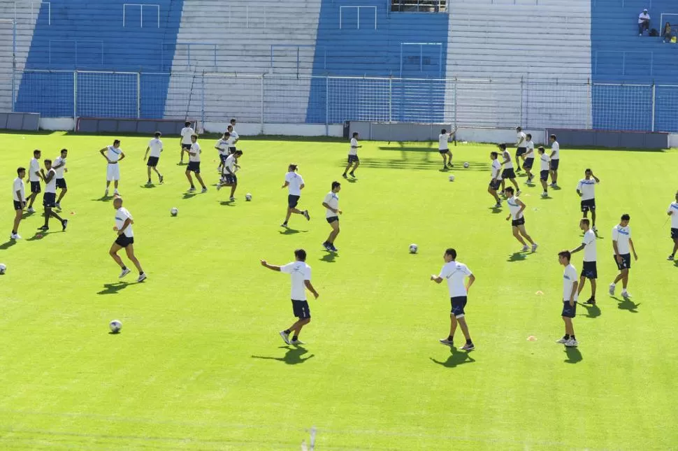 TODOS JUNTOS. El plantel decano volvió a encontrarse con la redonda tras un largo tiempo. El ensayo del día fue liviano; lo más duro llegará cuando la delegación se entrene en Salta, a partir del lunes. 