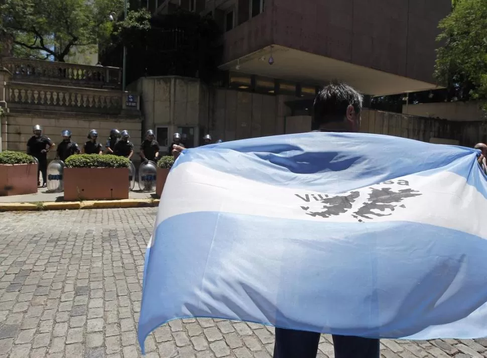 PROTESTA. Un grupo de ex combatientes en la Guerra de Malvinas se manifestó ayer frente a la embajada británica. REUTERS