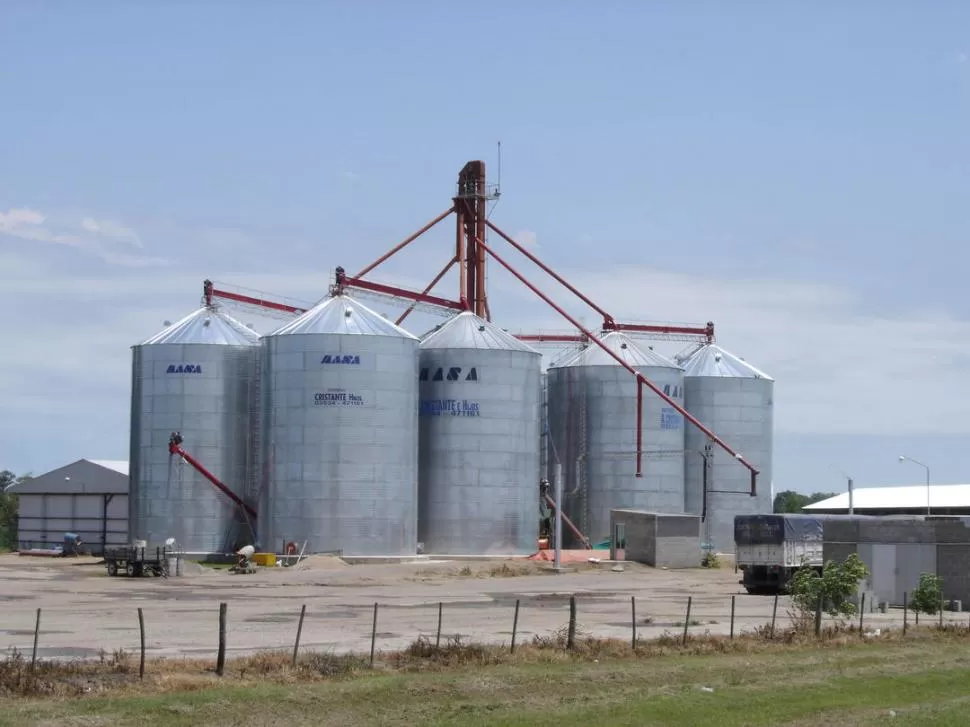 TESORO A RESGUARDO. Las producciones de cereales y oleaginosas, las mayores en el país, se trasladan a los silos para su acopio y posterior comercialización. La mayoría se vende al exterior. LA GACETA / ARCHIVO 
