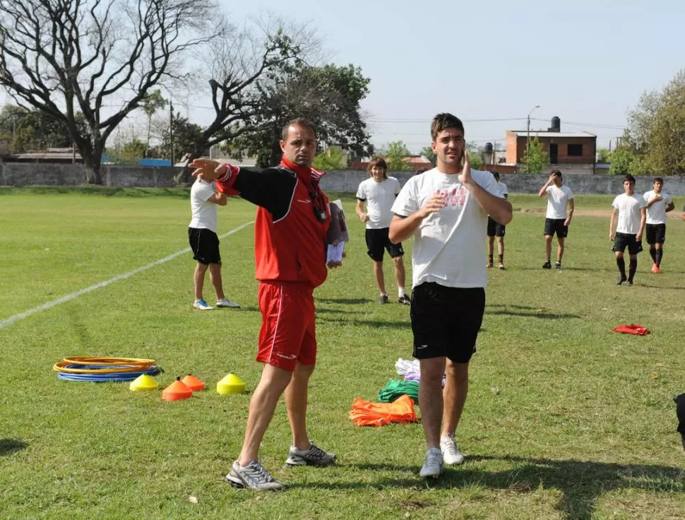 CON TODO. Alejandro Rébola-derecha- se recuperó de la pubalgia que lo afectó, por lo que empezará a trabajar hoy junto al resto del plantel de San Martín. Al lado, Marcos Ramacciotti, ayudante de campo. 