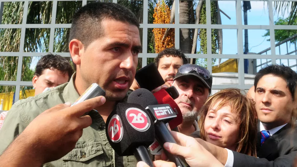 NO VUELVE. Durante diez días hablaron un montón de cosas. Dijeron que yo tenía que estar a las 17 ayer en el club y yo estaba en la pileta de casa, dijo Riquelme al salir hoy de Boca. DYN