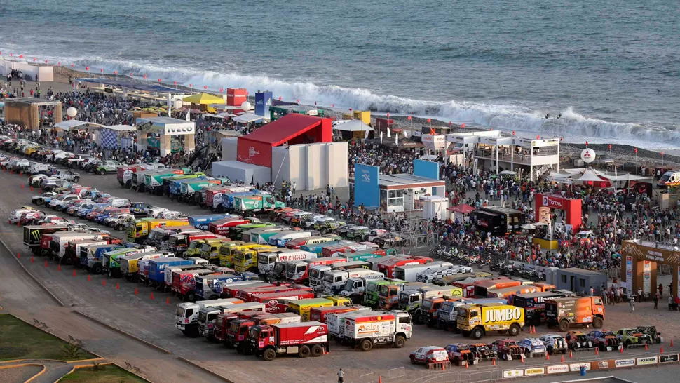 ENTRE MOTORES Y PLAYA. Desde hace unos días que todo está listo para la gran carrera. REUTERS.