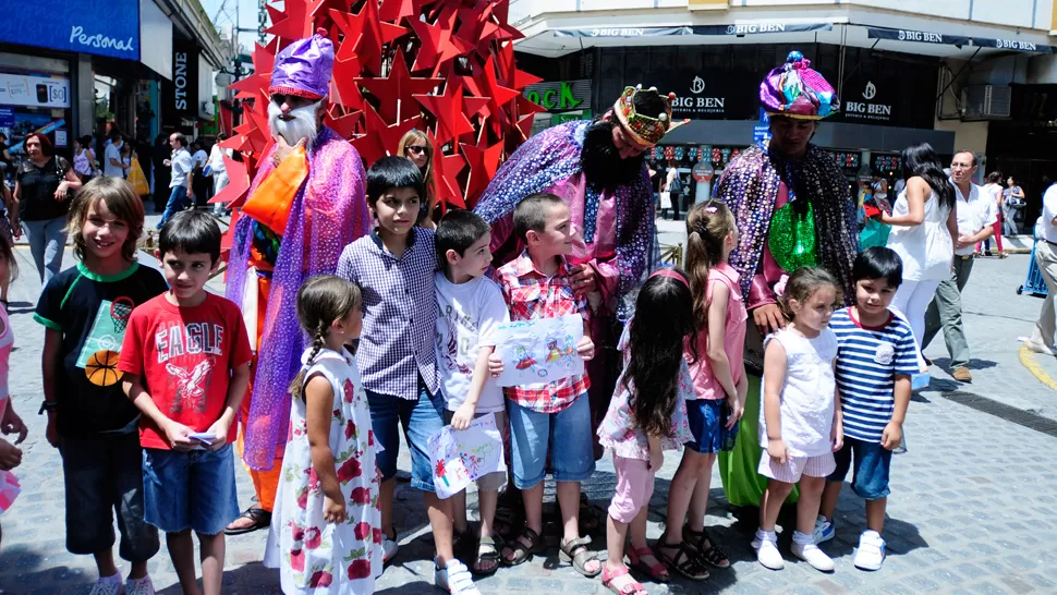 BIEN ACOMPAÑADOS. Los niños posan con los Reyes. LA GACETA/ FOTO DE ANALÍA JARAMILLO.