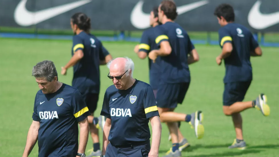 NUEVO CICLO. Carlos Bianchi dirigió esta mañana el primer entrenamiento en su nueva etapa en Boca. DYN