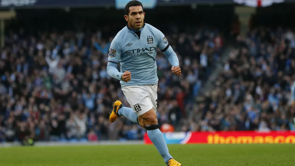 GOLEADOR. Carlos Tévez reapareció como titular en Manchester City y anotó uno de los tres goles en la victoria sobre Watford. REUTERS