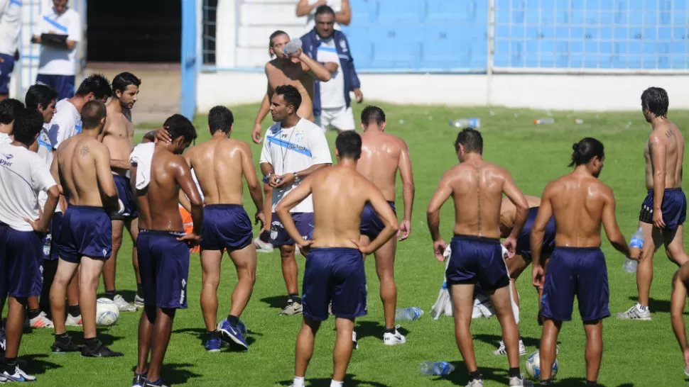 AL TRABAJO. Los jugadores de Atlético durante un alto para refrescarse durante la práctica de hoy. LA GACETA