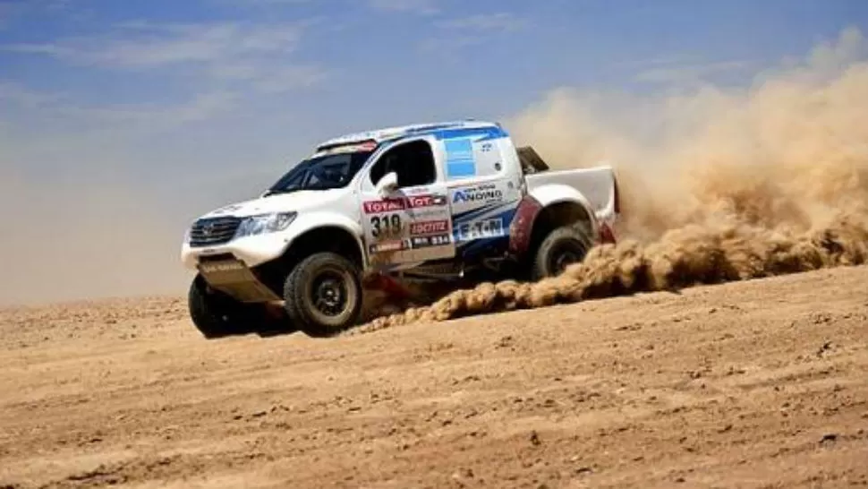 A FONDO. Lucio Alvarez y su Toyota siguieron de cerca al líder de la carrera, el español Carlos Sainz, por las dunas peruanas. TELAM