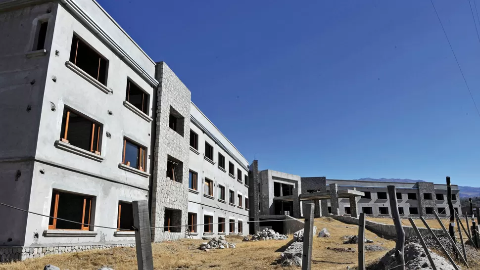 QUIEREN QUE DESAPAREZCA DEL PAISAJE. El Municipio de Tafí ratificó la decisión de tirar abajo el hotel de Zermoglio. ARCHIVO LA GACETA / FOTO DE JORGE OLMOS SGROSSO