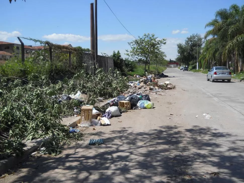 DE UN DÍA PARA EL OTRO. Arriba, Castro Barros al 900 el miércoles; abajo, el aspecto que lucía anteayer. LA GACETA / FOTOS DE HECTOR PERALTA - OSCAR FERRONATO