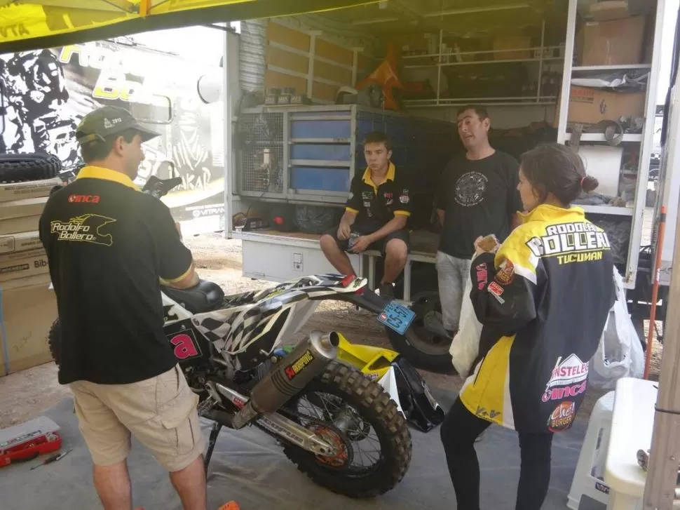 PROTAGONISTA. Rodolfo Bollero coloca la bandera peruana en su KTM. Fue durante la presentación en el Dakar Village. 