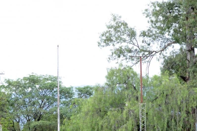 Los balazos y las piedras vuelan a 50 metros de la Policía, según los vecinos del barrio BGH