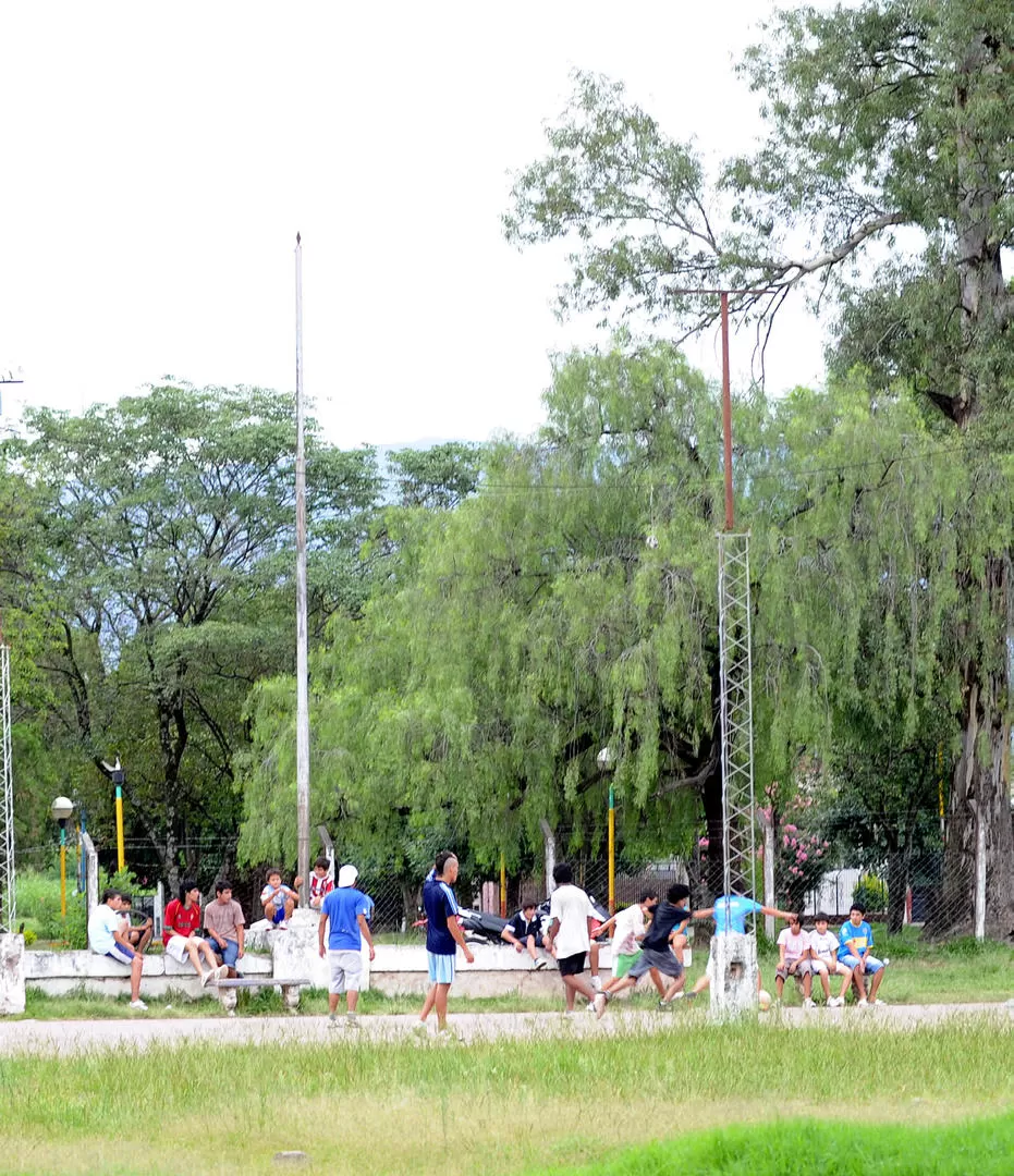 APROVECHAN LA TRANQUILIDAD. Sólo cuando no hay disturbios, los jóvenes del barrio salen a la plaza.  