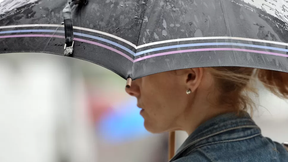 PASEO CON PARAGUAS. Las primeras gotas comenzaron a caer durante la madrugada. TELAM