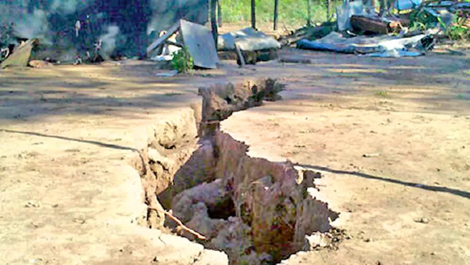 EXTRAÑO FENOMENO. La grieta se produjo tras una intensa lluvia caída en la zona. FOTO TOMADA DE ELLIBERAL.COM.AR