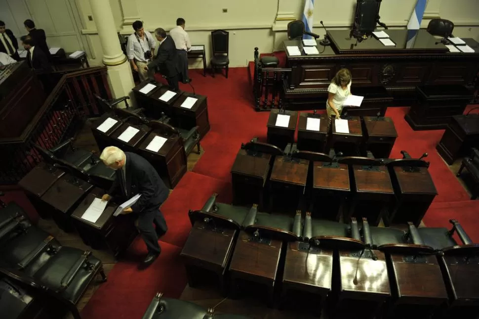 LAS VIEJAS BANCAS. Así lucía el recinto de calle Rivadavia 25 la última vez que se sesionó allí, en 2011. LA GACETA / FOTO DE JORGE OLMOS SGROSSO (ARCHIVO)