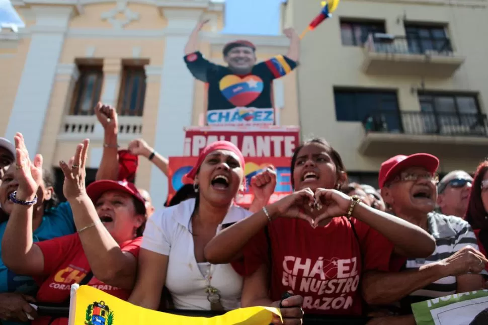 MILITANTES CHAVISTAS. Seguidores del Presidente enfermo se reunieron a las puertas de la Asamblea Nacional. TELAM