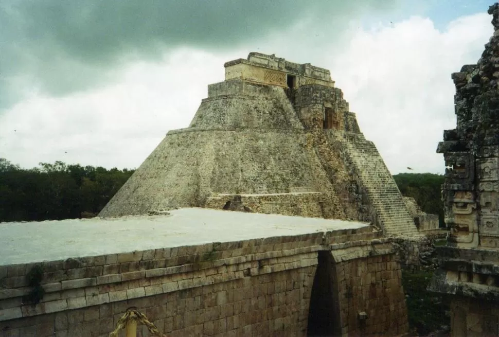 ASÍ EN LA TIERRA COMO EN EL CIELO. El templo de los adivinos, en Uxmal, levantado a partir de signos observados en el firmamento.