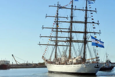 La Fragata Libertad ya navega en aguas argentinas