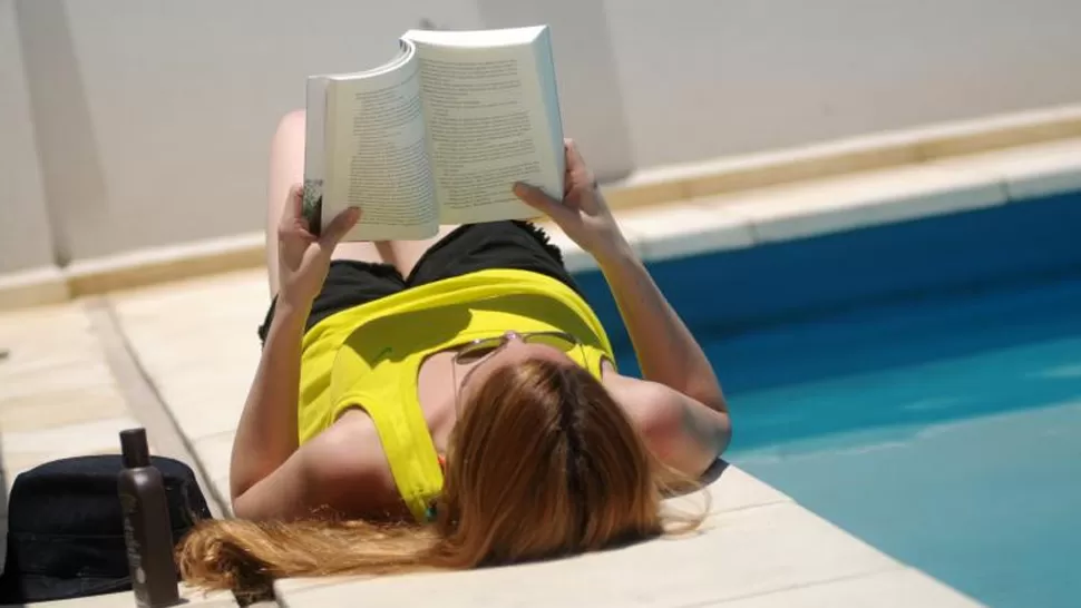 RELAX. Ojo, si lees bajo el sol no te olvides del protector. ARCHIVO LA GACETA 