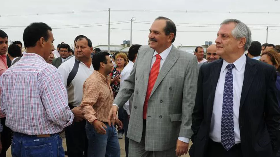 DE VISITA. Alperovich y Gassenbauer, durante una recorrida por Tafí Viejo. LA GACETA