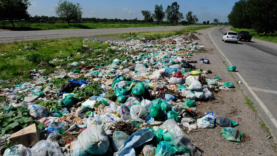 DESAGRADABLE. Así se encuentran los márgenes de la calzada. LA GACETA / FOTO DE JORGE OLMOS SGROSSO 