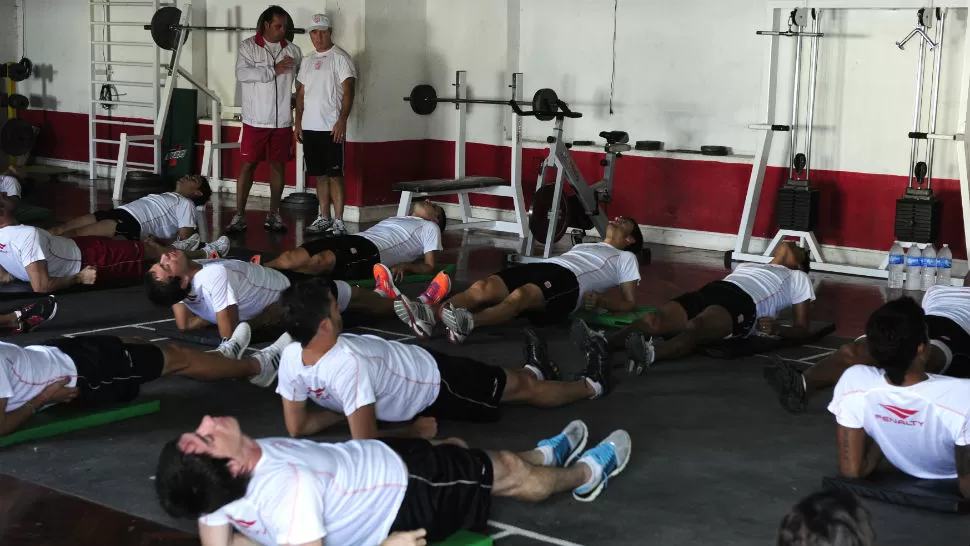 A PLENO. El plantel trabajó a toda máquina en el vestuario que el club tiene en la cancha de Bolívar y Pellegrini, bajo la atenta mirada de Carlos Ramacciotti. 