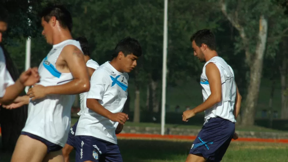 COMO ÉL SABE. Entre Mármol y Dutari, Bustos recibe la pelota con la parte interna del pie derecho durante la tarde salteña.